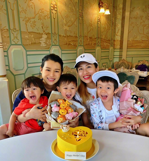 胡杏兒夫婦帶娃過母親節，收兒子花束貼臉親吻，剛出月子就穿短褲