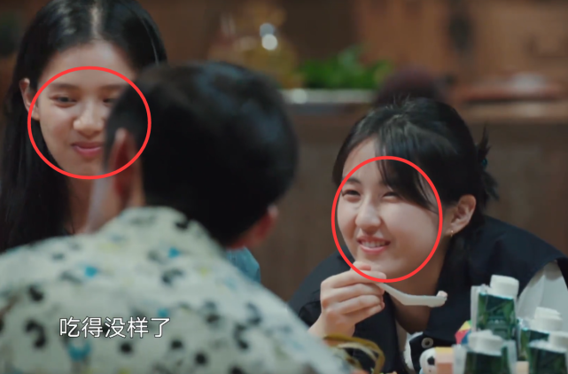 黄磊帮周迅整理衣服，谁看到张子枫的表情，一