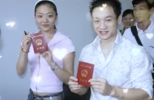 楊威一家遊迪士尼，十歲楊陽洋長成帥氣少年，雙胞胎妹妹軟糯可愛