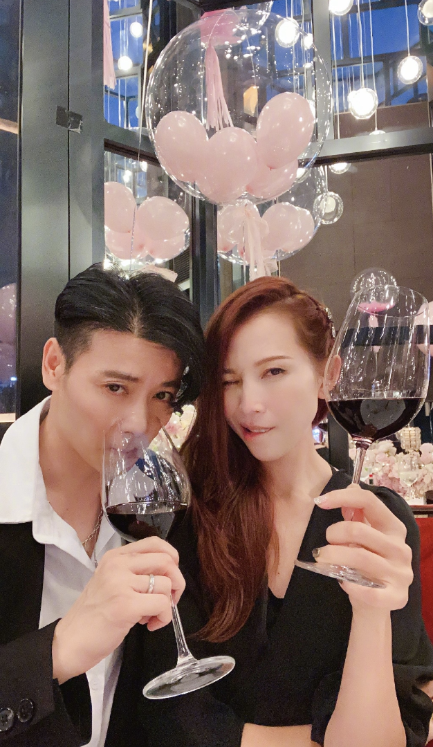 48岁蔡少芬晒庆生照，张晋推掉工作陪吃烛光晚餐，甜蜜相拥超幸福