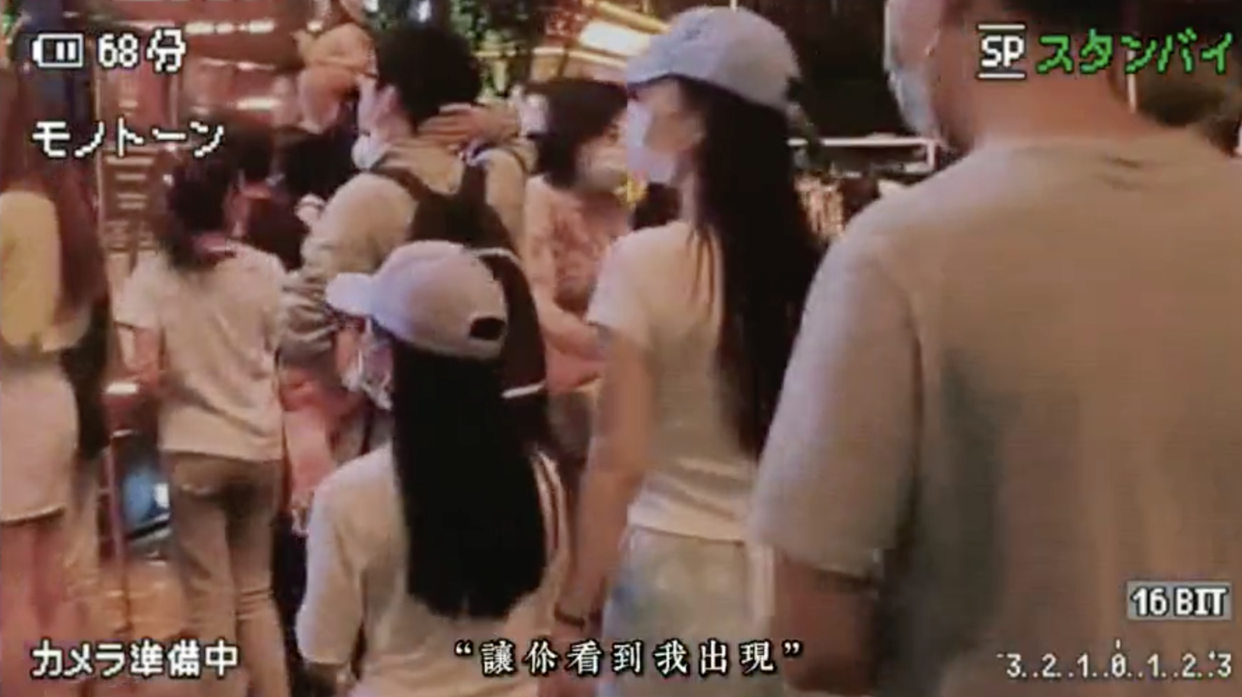 李小璐晒视频把甜馨亲成表情包，母女同款发型穿搭，像俄罗斯套娃