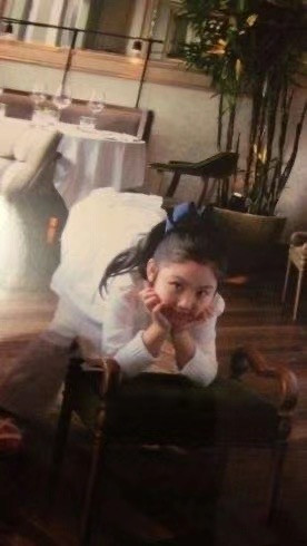 任达华老婆晒照为爱女庆生，16岁任晴佳身材高挑，超模范十足