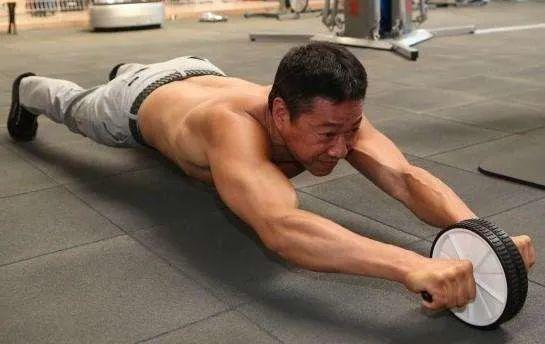 批评女明星发胖的时候，也请注意我国男星灾难