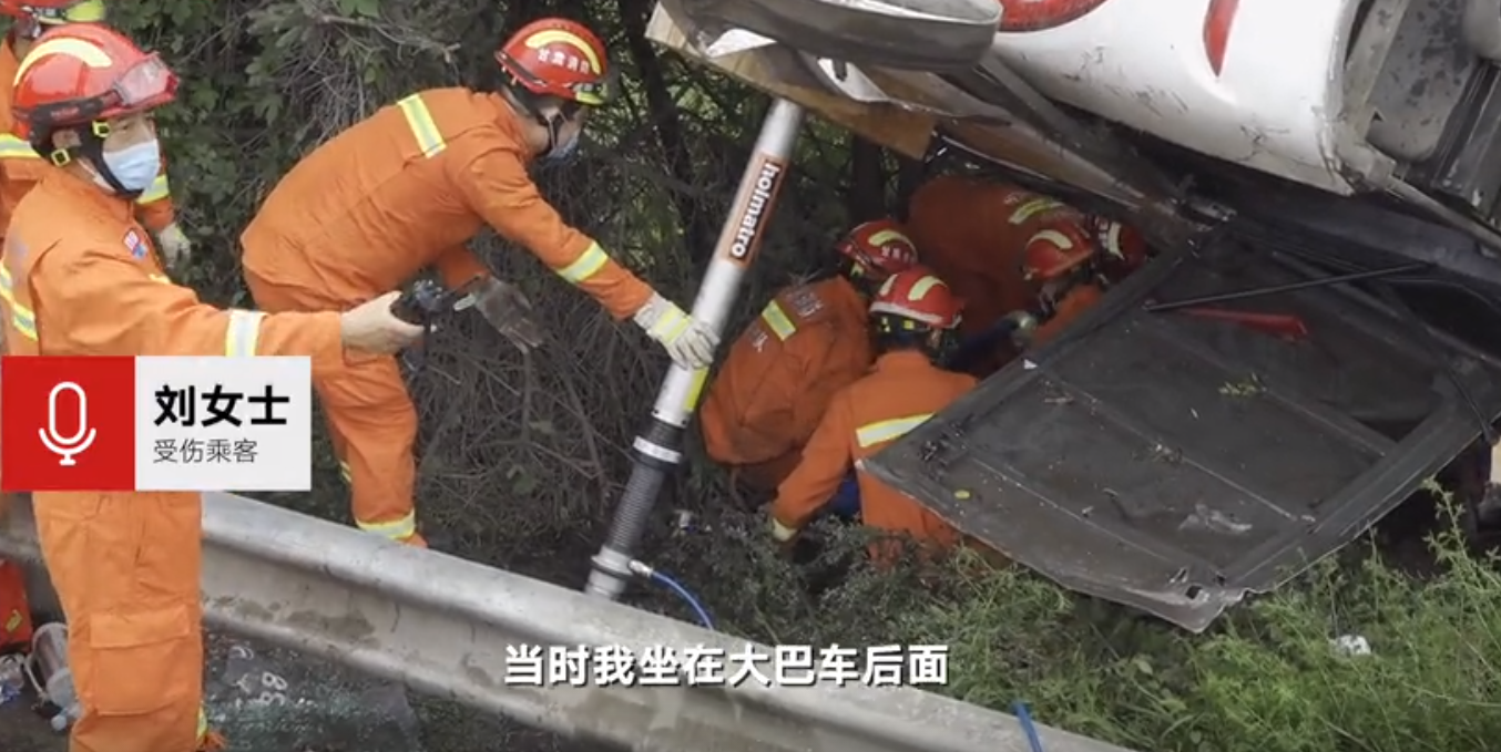 伤者讲述甘肃平凉大巴车侧翻致13死亡：感觉眼前一黑，事发时坐在大巴车车尾，部分乘客没系安全带