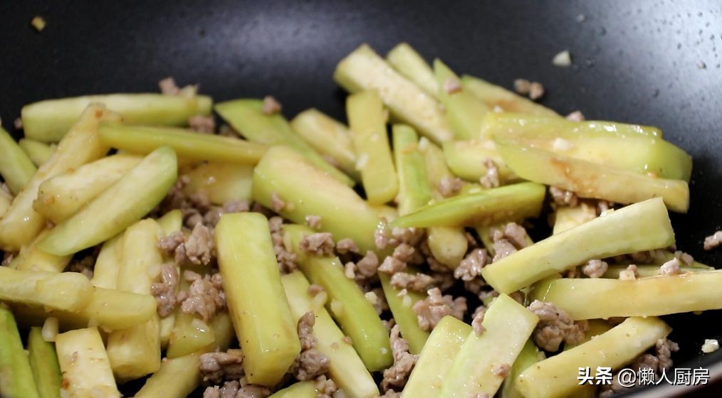 1根茄子，一块猪肉，这是茄子肉末焖面的做法，真好吃