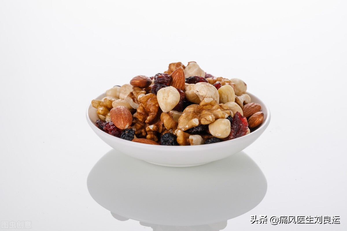 Eating nuts such as melon seeds and peanuts is beneficial to lower uric