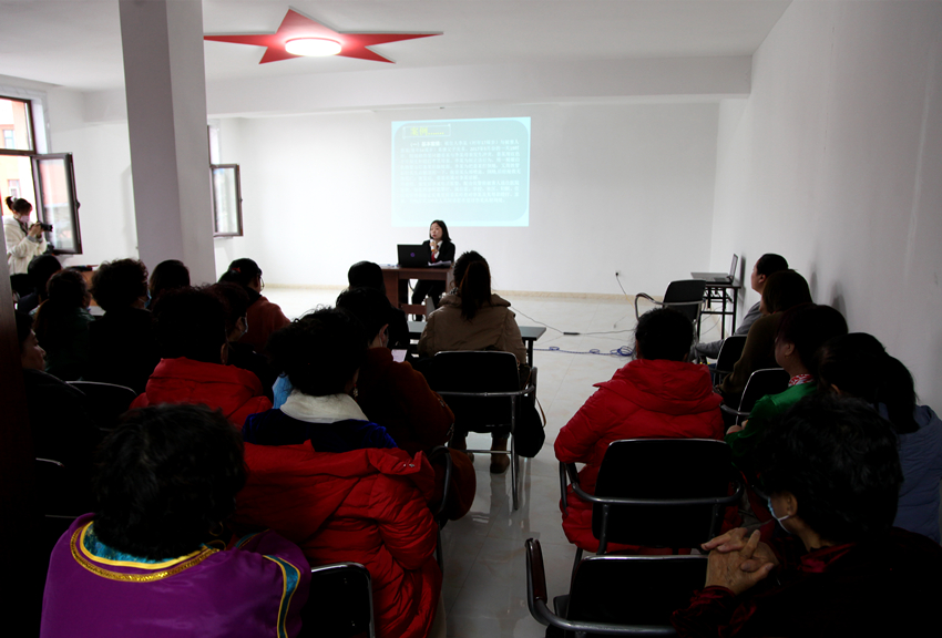 吉林抚松法院“学雷锋纪念日”开展普法活动