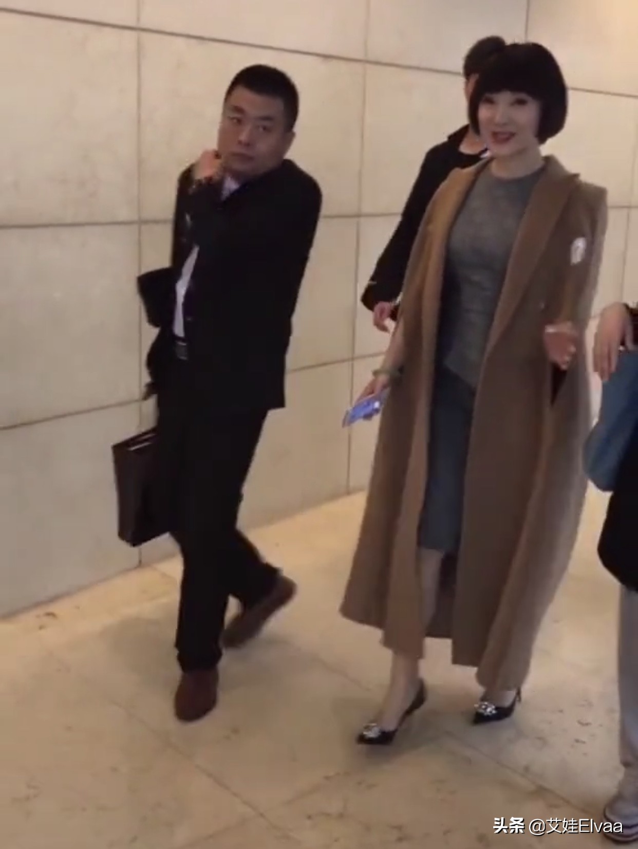 52岁陈红发福身材却丰满，穿紧身衣配包臀裙零赘