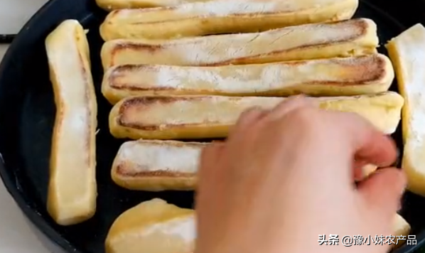 铁棍山药+鸡蛋做成小面食，内里绵软表皮香脆，香喷喷像小面包