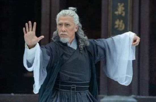 王晶只是借用了《倚天屠龙记》的名字，剧情跟