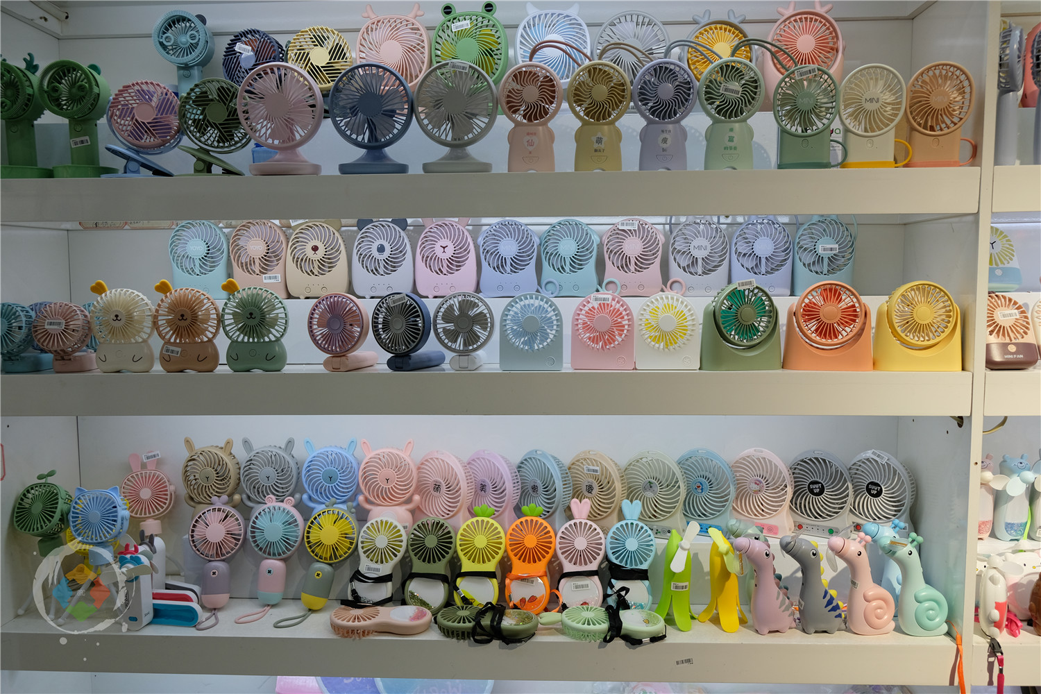 重庆地摊卖什么能火？美食小吃是标配，但生活用品最赚钱