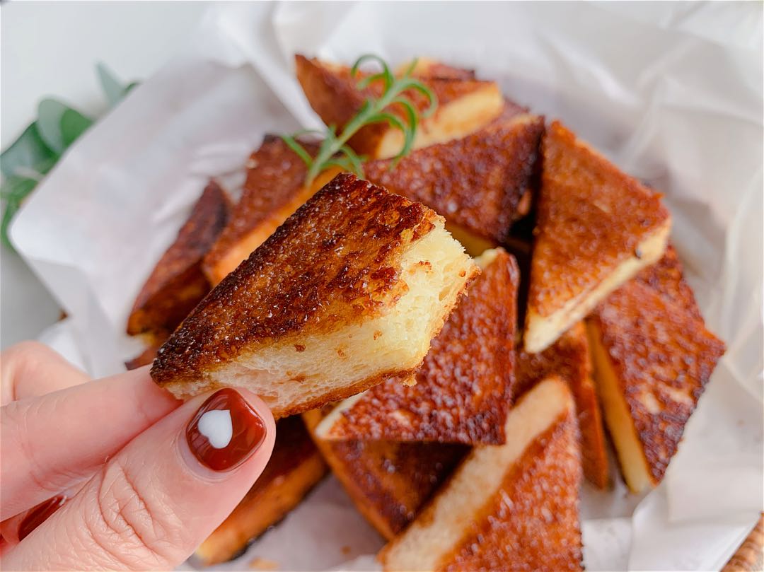 Simple toast, not a simple way to eat, a bite is crackling and crisp, you can’t stop eating a piece