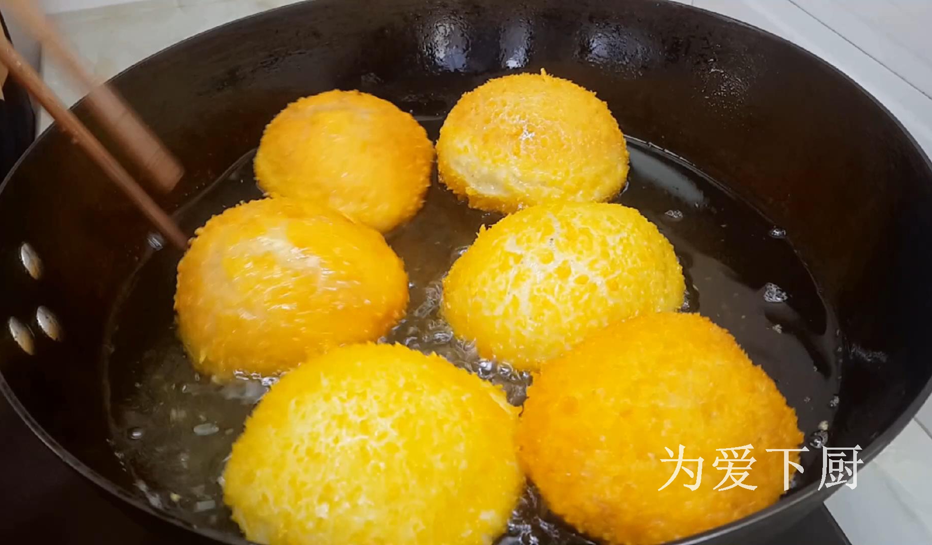 面粉别炸油条了，加半个南瓜，个个金黄鼓大泡，比面包蛋糕还香
