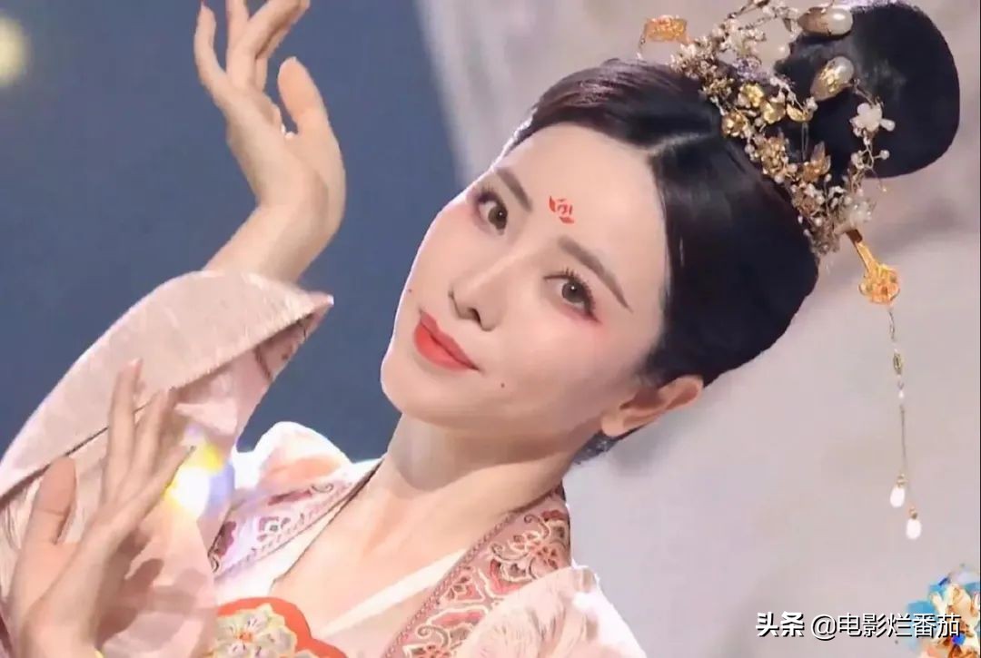 40位主播合体亮相，梦想中的男神女神走下神坛，央视开启舞台亲民