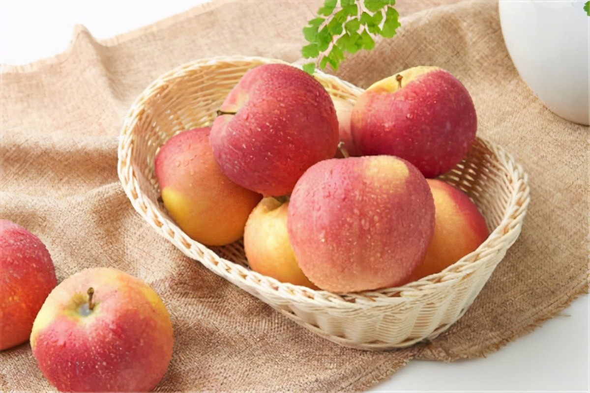 早晨和晚上，哪個時間吃蘋果更好？ 營養師直言：這兩個時間或更好