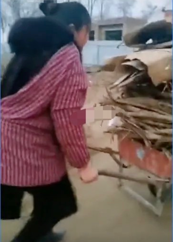 大衣哥媳妇太奢侈？穿貂干脏活不心疼，儿媳曾