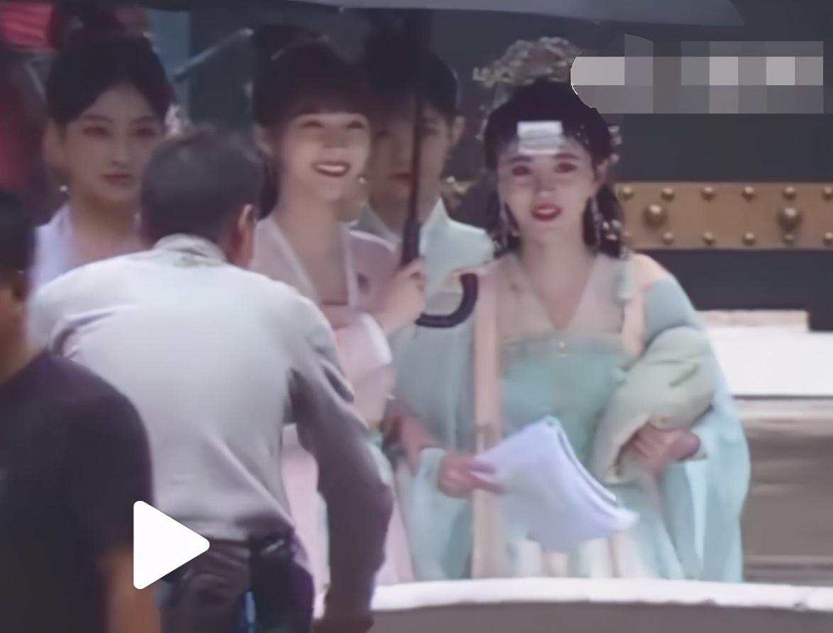 大热小花路透：鞠婧祎造型出彩但粉底厚，赵露思红绿搭配好霸气