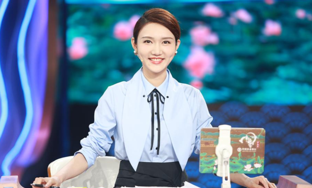 央视才女龙洋走下春晚，缺席元宵晚会，与中国