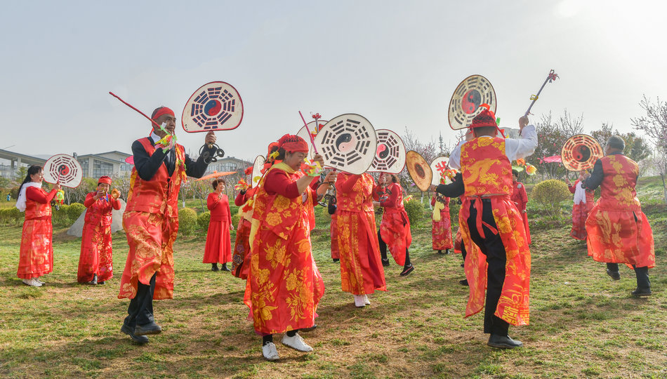 翠湖：桃花灼灼春色美，扇鼓咚咚夕阳红