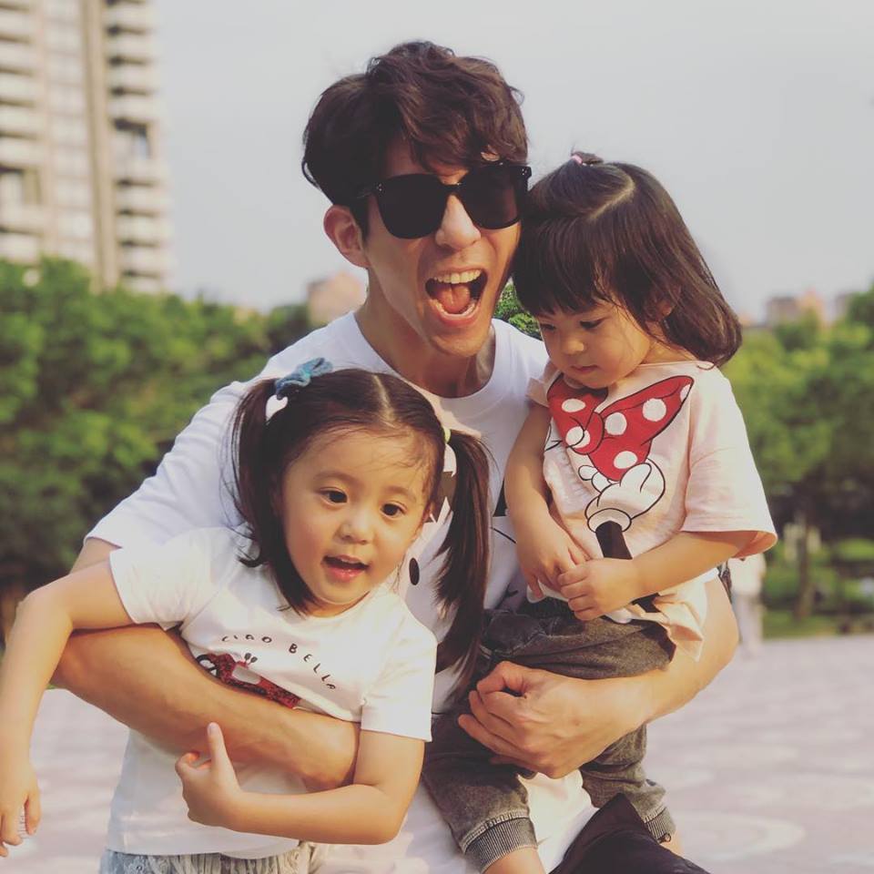 妈妈亲自下厨！咘咘、修杰楷父女感到紧张，贾静雯无奈苦笑