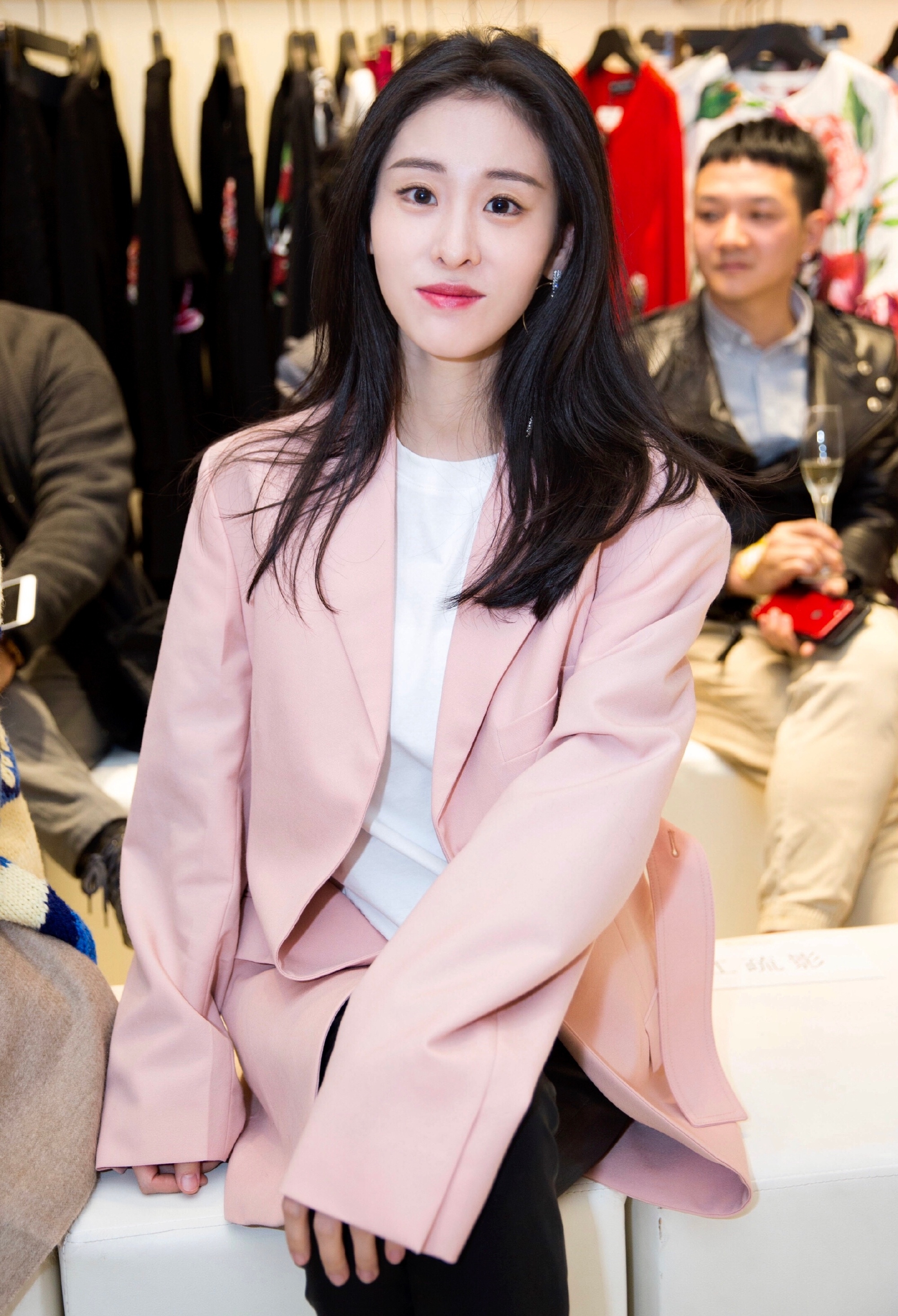 曝光|张碧晨孕照曝光早有迹象 脸部婴儿肥时刻盖着肚子