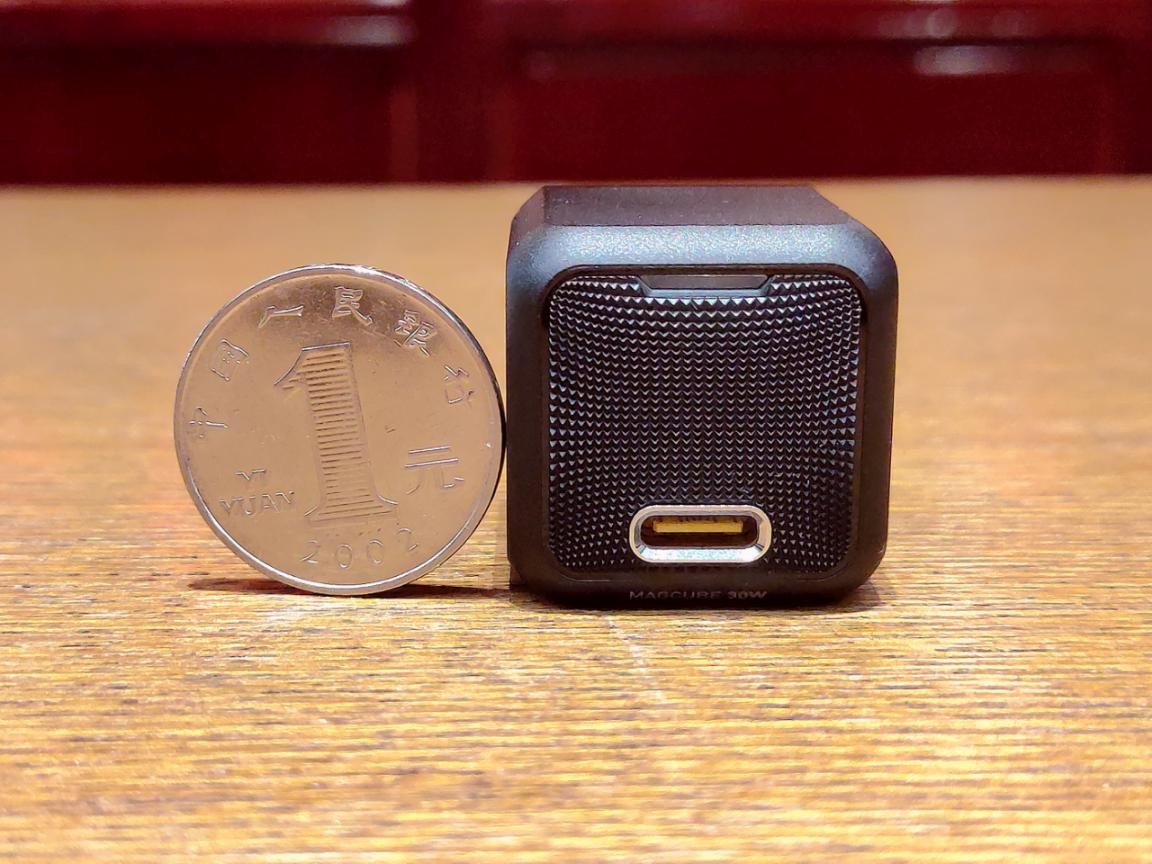 拇指般大小体积，AOHI Magcube 30W充电器上手体验
