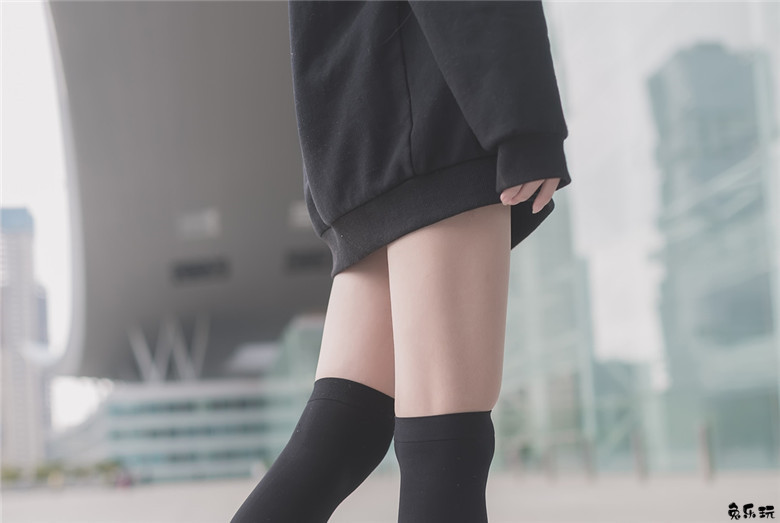 【福利姬】让人喜欢的黑丝及膝袜小细腿！太美了（48P）