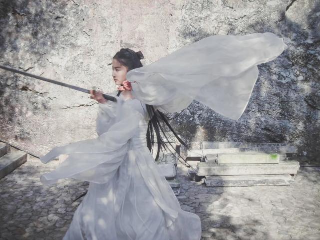 Liu Yifei's old photo of the little dragon girl dancing with a sword in ...