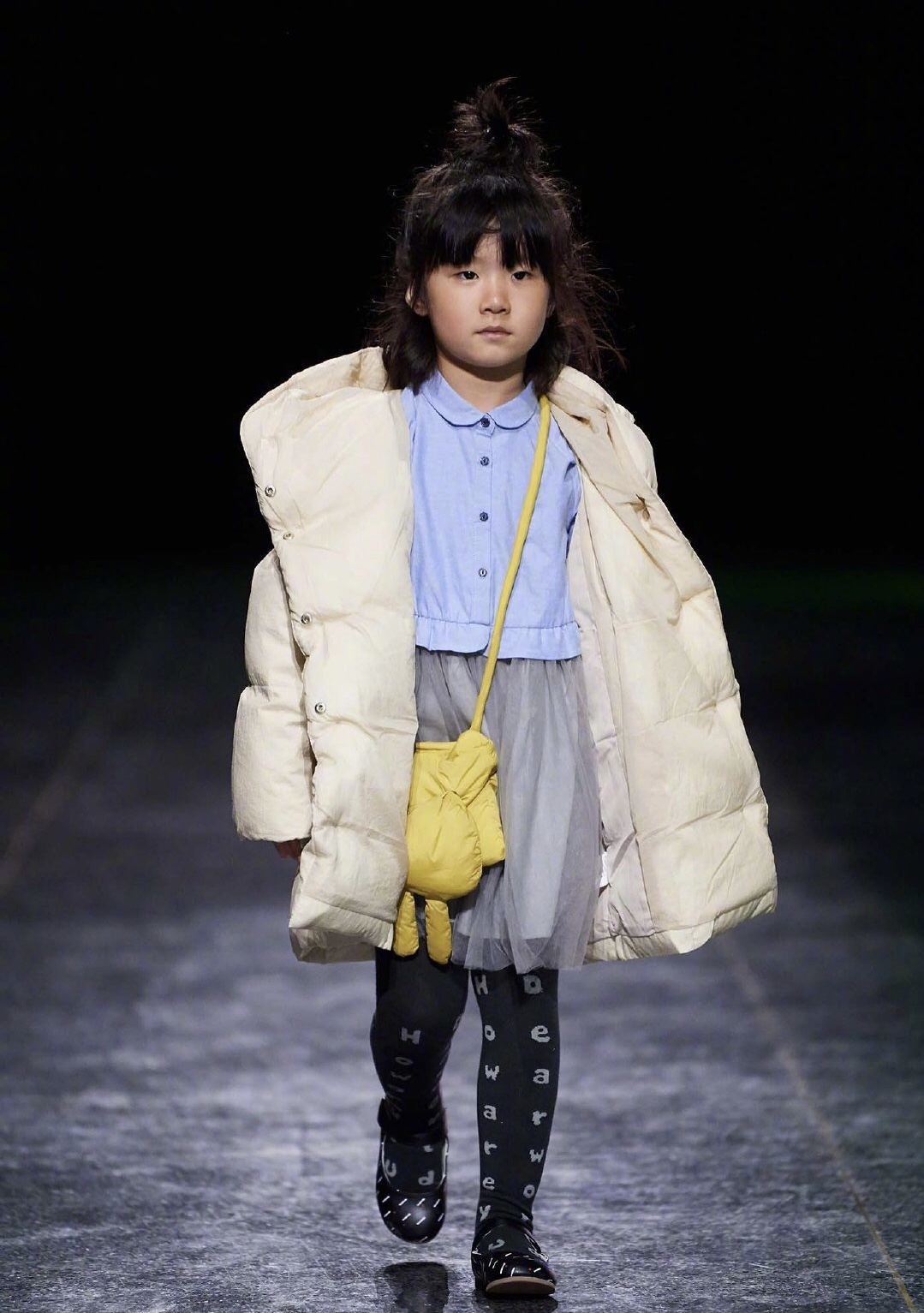 13岁天天与张亮同框，身高接近1米8，穿西服颜值