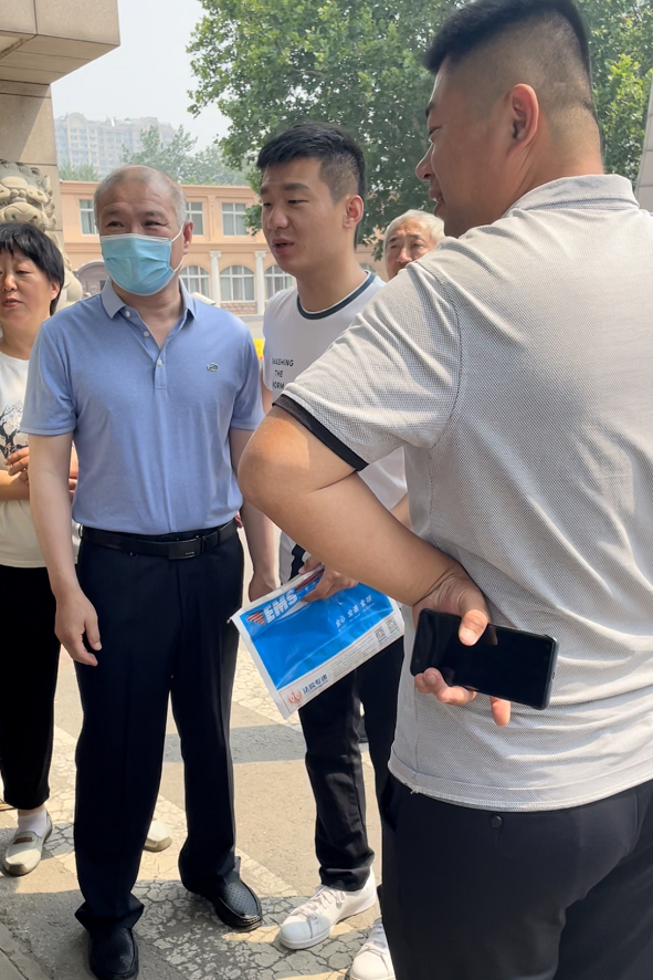 于欢和母亲还有姐姐等家人在山东省监狱大门外接父亲出狱>>>于欢爸爸