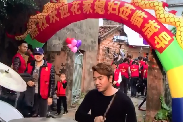 把架子鼓敲到人家回门宴上的欧弟，真的落魄了？