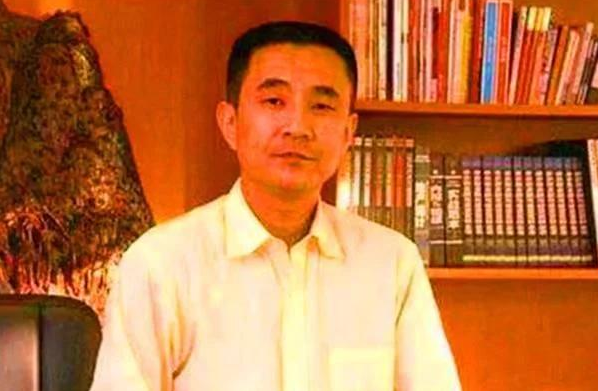 欠债800亿逃到国外，带走一女星和61个亿，亲爹去世也不回来