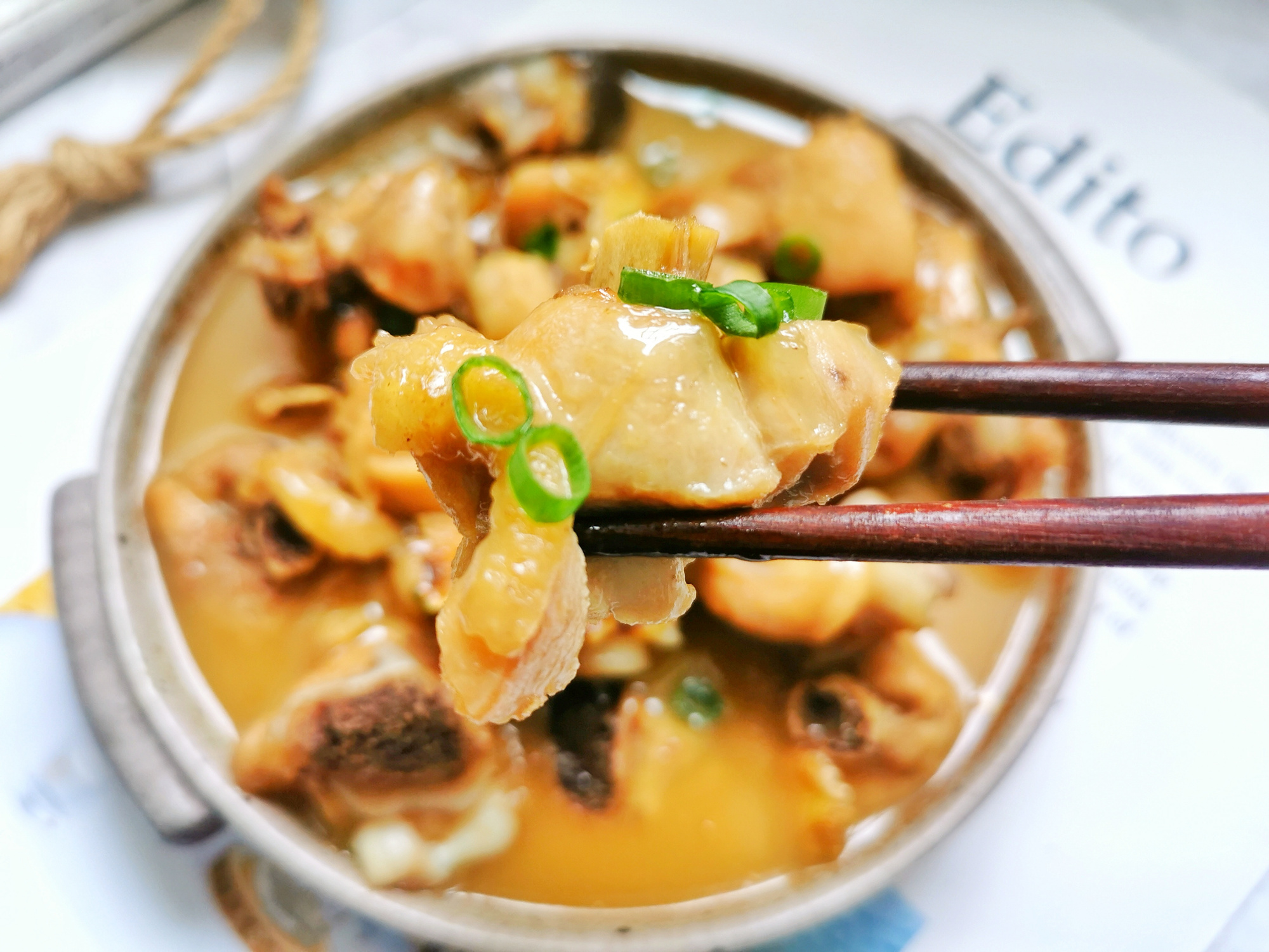 台灣女人坐月子吃的麻油雞，用米酒代替清水，滋補暖身，連湯喝完