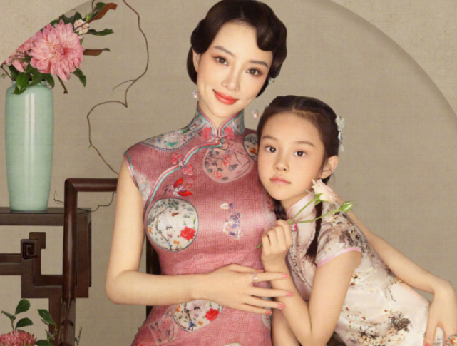 李小璐晒出家中内景，却丝毫未见甜馨物品，“