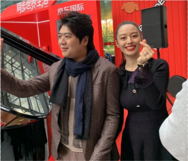 郎朗夸兩個月大混血兒子像云朵般可愛，讓他忍不住沒完沒了地親吻