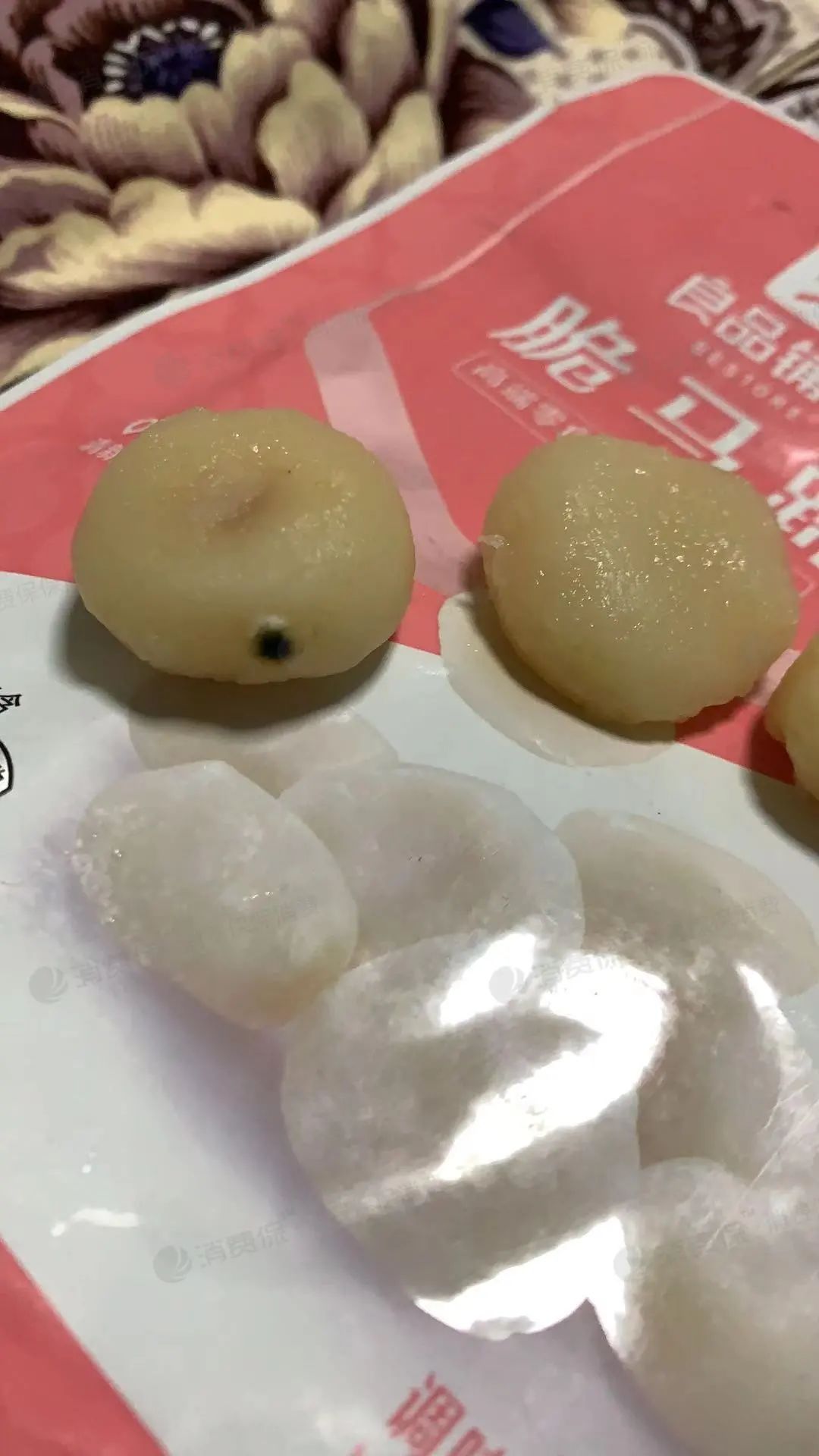 良品铺子被曝鸡肉肠生蛆，客服：赔1000元删帖？公司回应