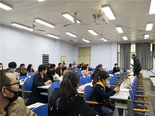 郑州一学校安排学生到电子厂实习：每天工作10小时，不参与的延期毕业