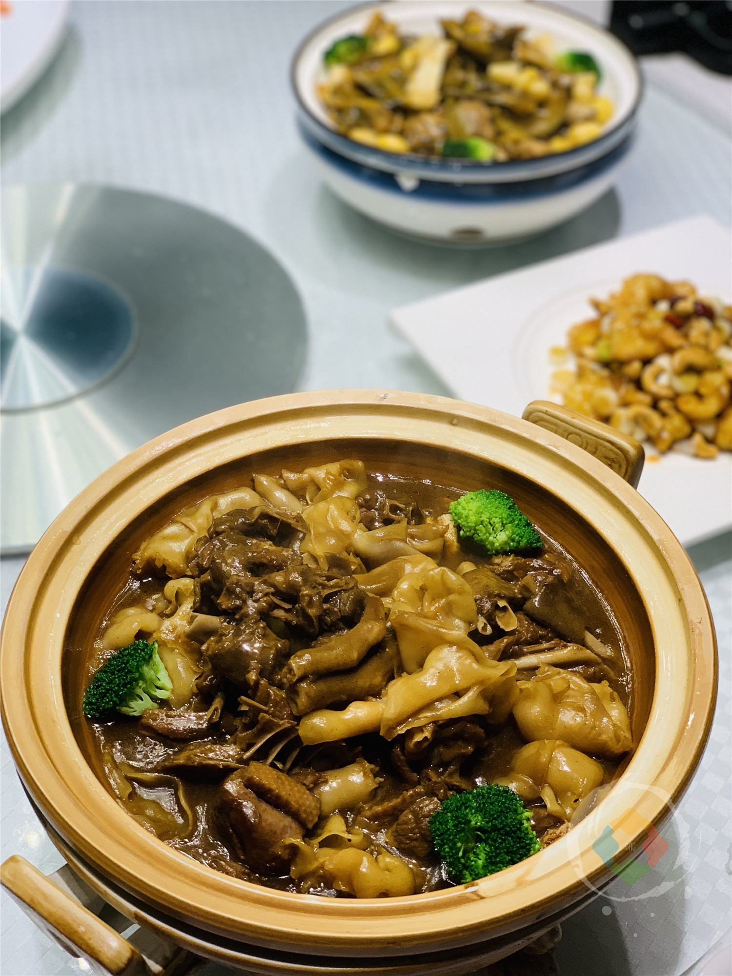 重庆江边最浪漫的餐厅，仿佛置身海底世界，超大型鲨鱼近在眼前