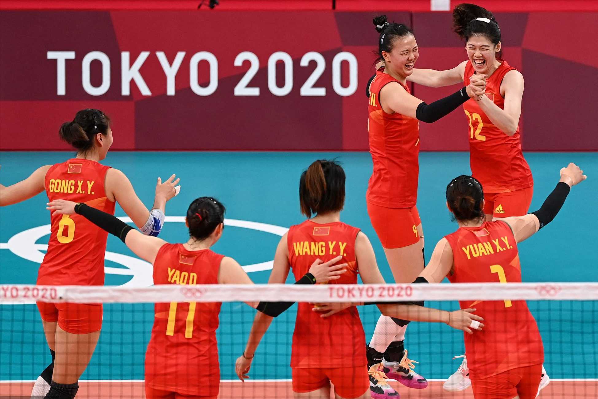 3-0！中国女排完美收官，郎平拥抱队员告别，丁霞哭得最凶