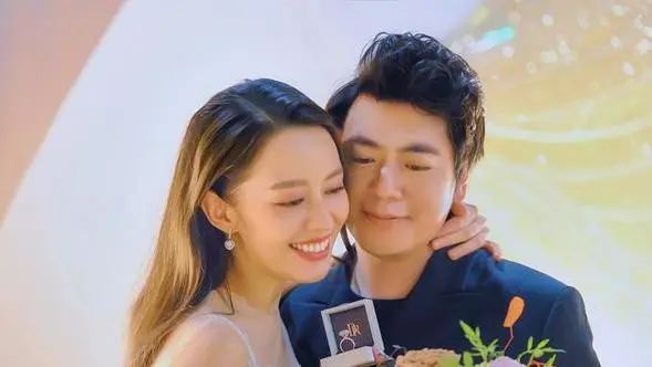 婚后2年，吉娜郎朗被群嘲：“恩爱终于装不下去了？”