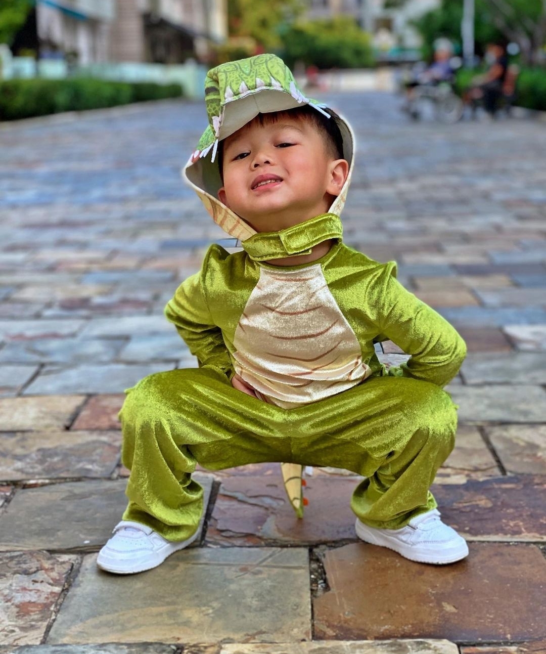 胡杏兒老公曬與兒子碼頭玩耍照，奕霆徒手“摘”夕陽，創意又溫情