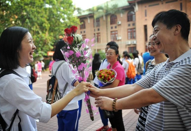 高考到来之际迎坏消息，学生们心态崩了，“坑”下一届不行吗？