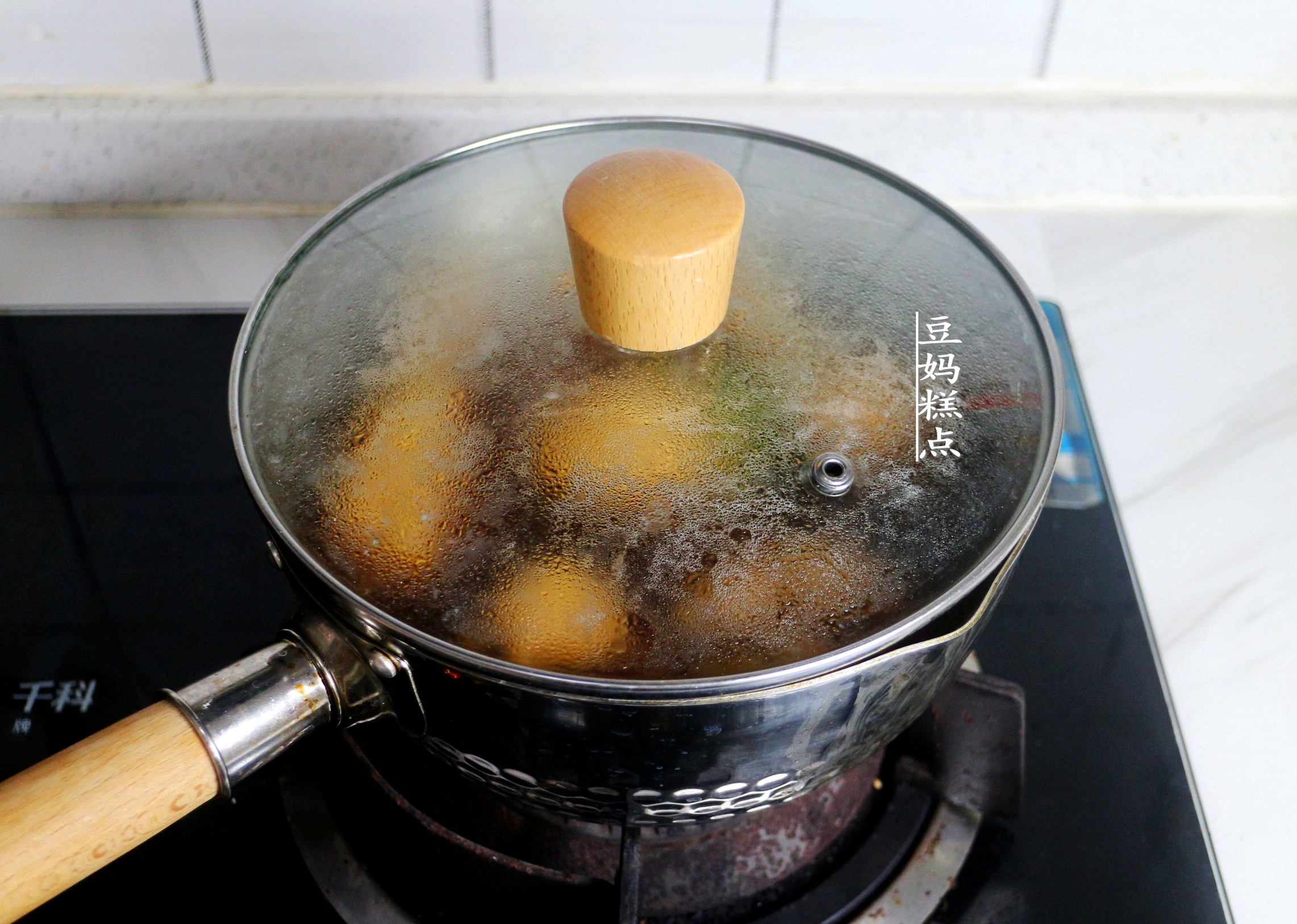 一个超简单的鸡腿吃法，煮10分钟，盖盖一焖，又嫩又入味