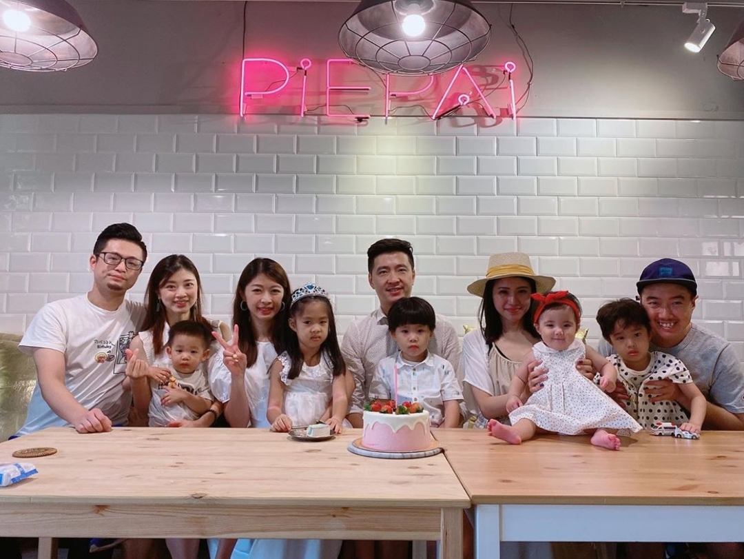 林志颖带娃参加侄子生日派对，双子星调皮可爱，林妈妈和蔼出镜