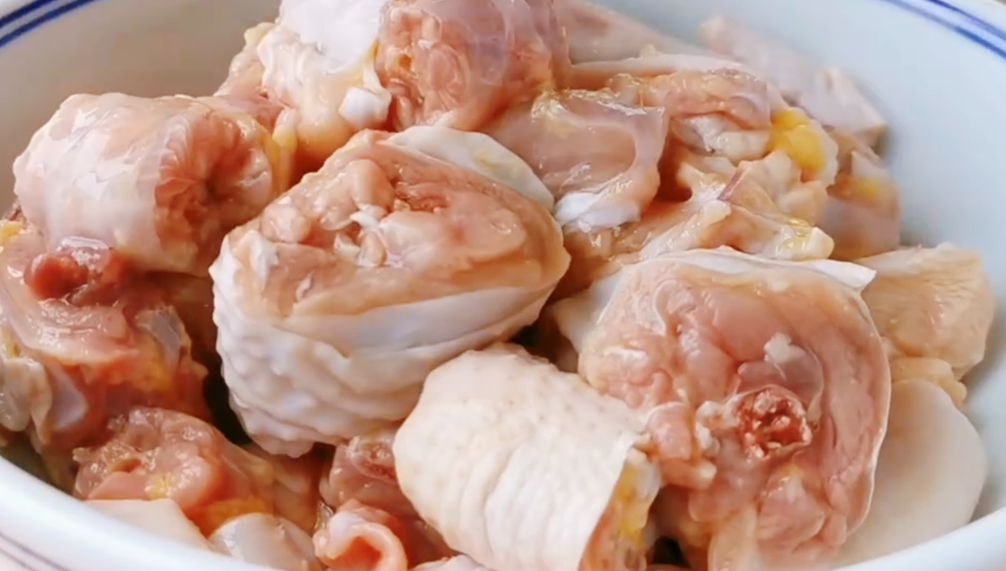 秋天要多吃鸡肉，不用烧不油炸，鲜香嫩滑又营养，孩子每次都光盘