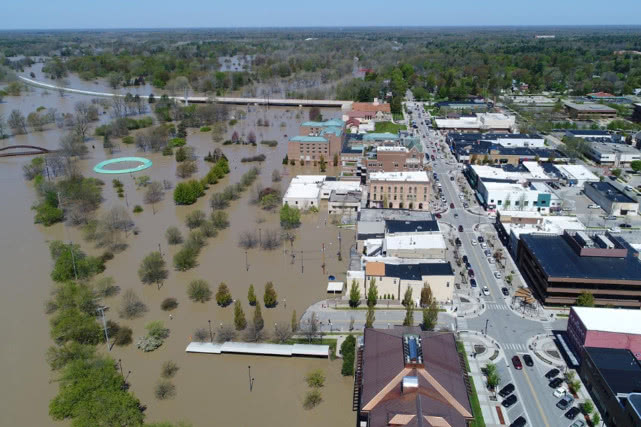 航拍画面十分骇人！百年大坝被洪水无情击溃，