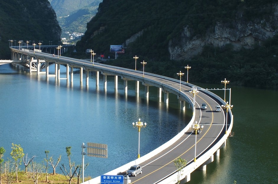 中国最适合自驾游的十条绝美公路，避开人潮去兜兜风吧