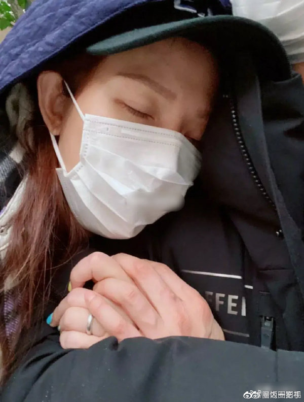 蔡少芬帶兒子逛公園，1歲魚蛋穿短袖滿場跑，孩子多卻不戴口罩