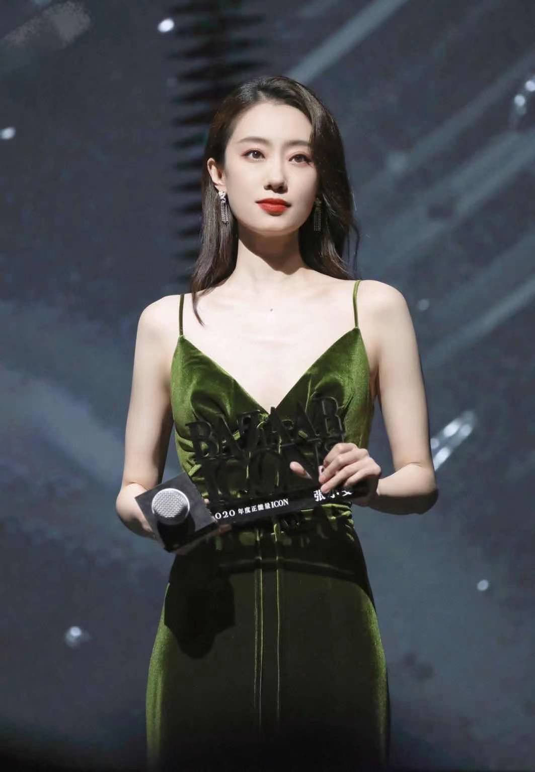 Zhang Xiaofei wears blackish green to grow skirt to arrive in vain glow, netizen: The belle pulls aglet not always