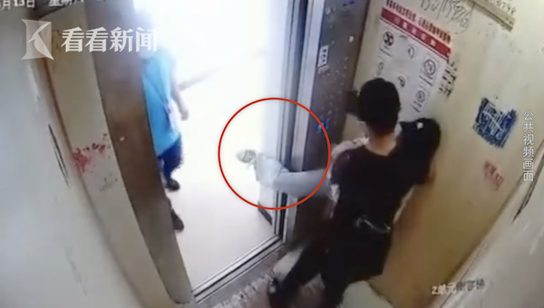 电梯里和小偷“撞”上 刚报警求救他又杀了回来